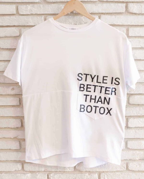 מוצר למכירה: חולצה לבנה עם כיתוב באנגלית "סטייל זה יותר טוב מבוטוקס"