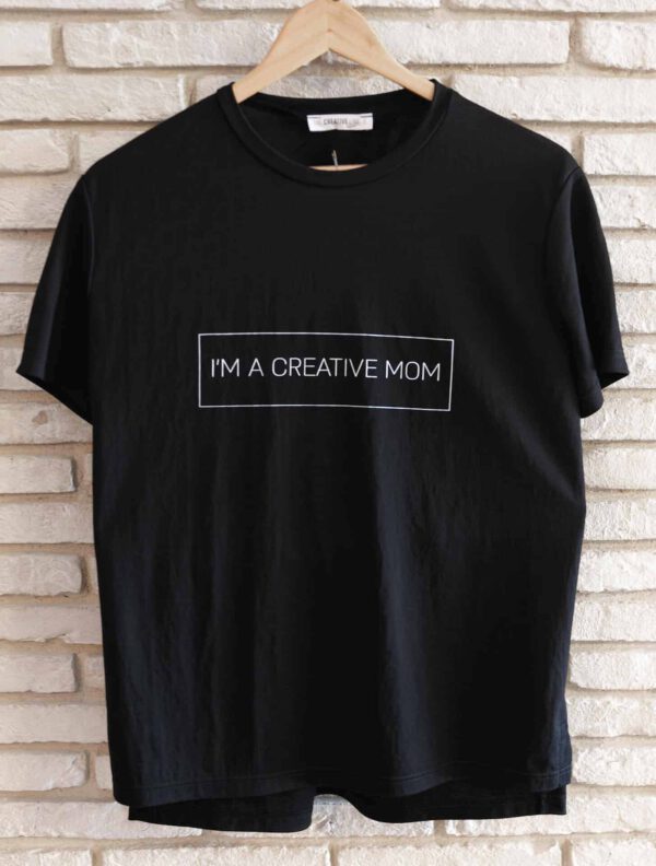 מוצר למכירה : חולצה שחורה עם כיתוב באנגלית "אני אמא יצירתית"